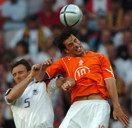 荷兰队遭遇惊险！欧锦赛资格战全力以赴的简单介绍