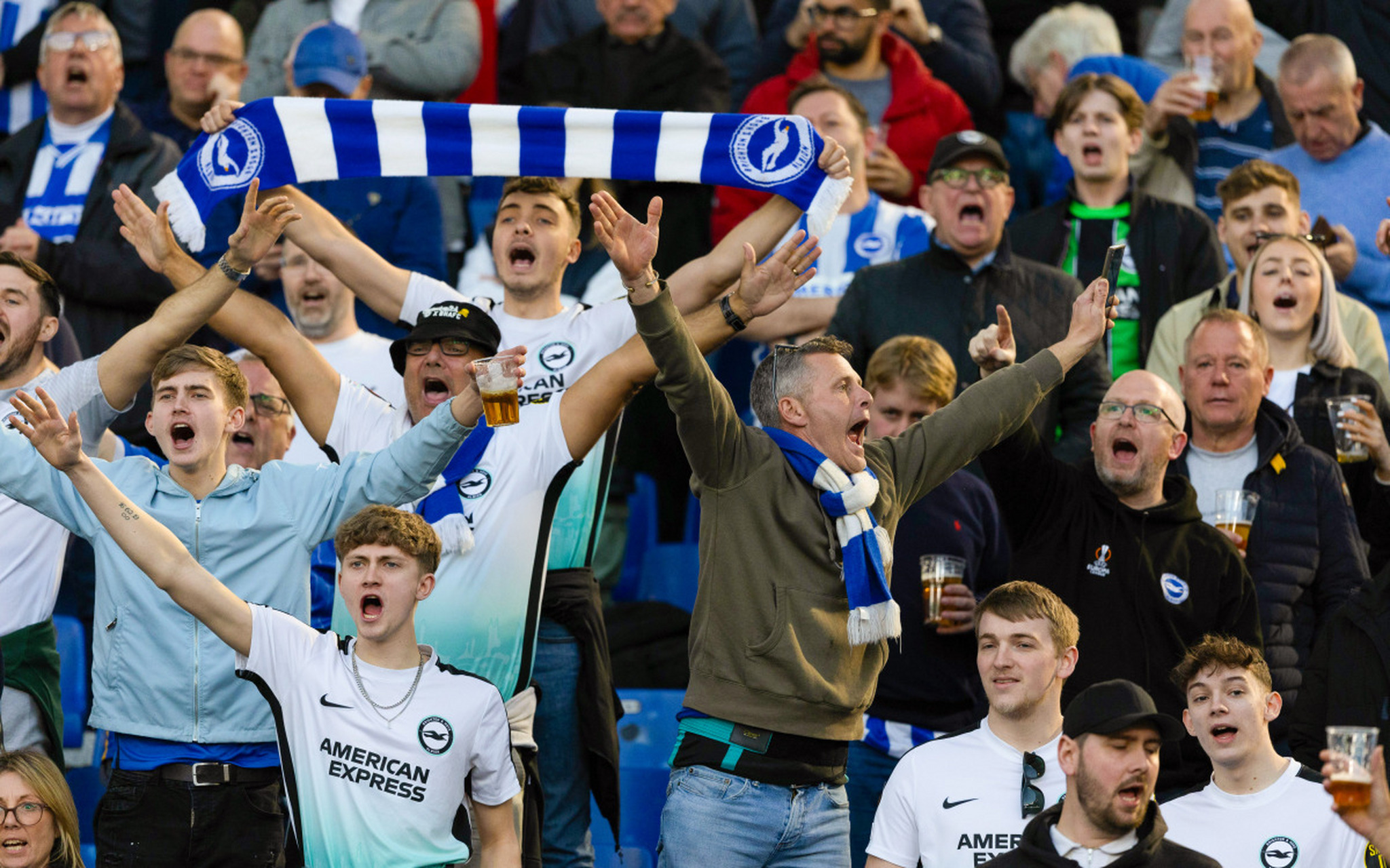 场上对决！欧预赛比赛中球员们斗志昂扬的简单介绍