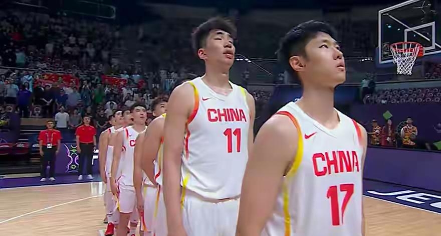 一场紧张的篮球比赛令人瞠目结舌